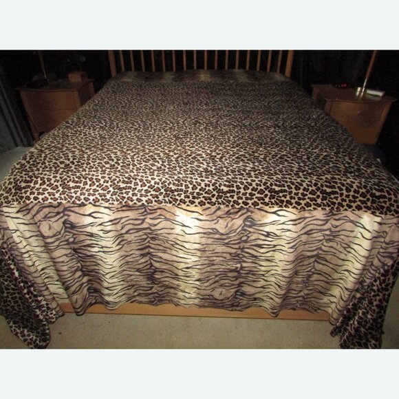 Textured Animal Print Bedspread Coverlet + Accent Pillow Cover - King Size - Picture 13 of 15